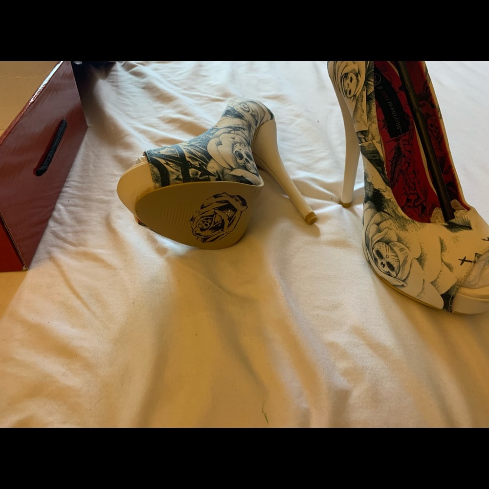 White skull/flower heel
